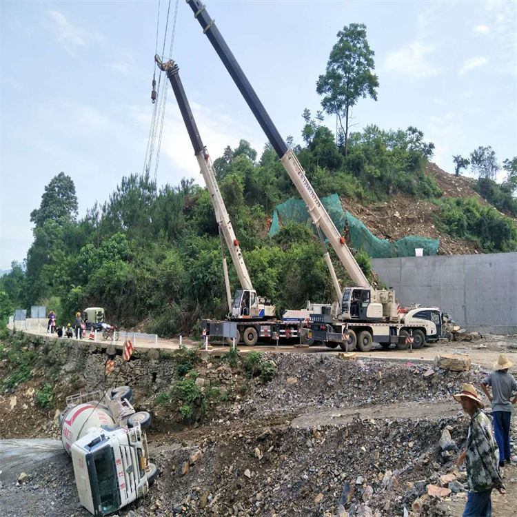 广德县汽车掉沟里叫吊车救援要多少钱